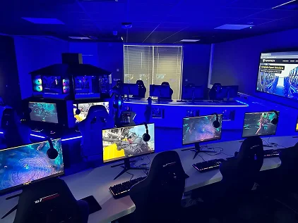 moderne gameroom met meerdere computers en monitors verlicht door blauwe verlichting