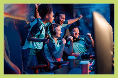groep esports-spelers die samen de overwinning vieren voor een computeropstelling